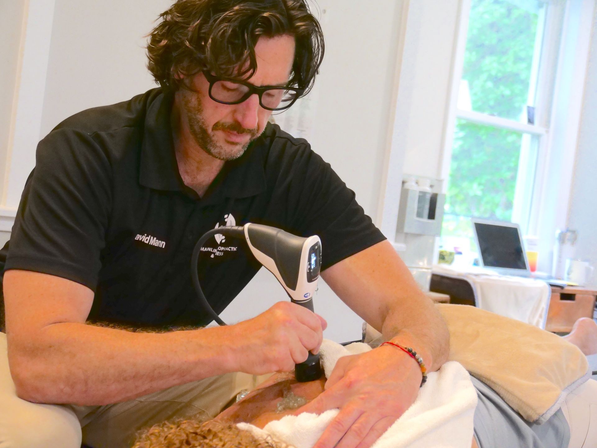 Chiropractor in villanova using shockwave therapy to help with pain